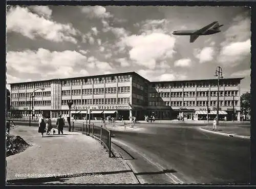 AK Berlin-Reinickendorf, Der Kurt-Schumacher-Platz mit einem Flugzeug darüber