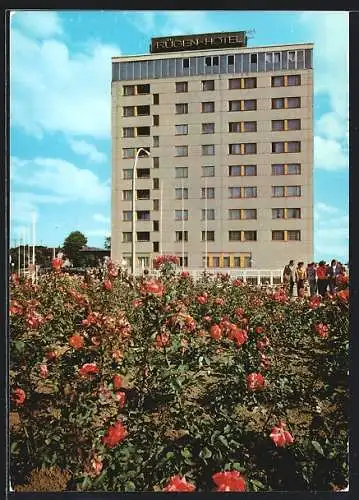 AK Sassnitz /Rügen, Blick über Rosenbeete zum Rügen-Hotel