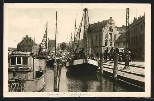 AK Wismar, Hafenpartie mit angelegten Booten