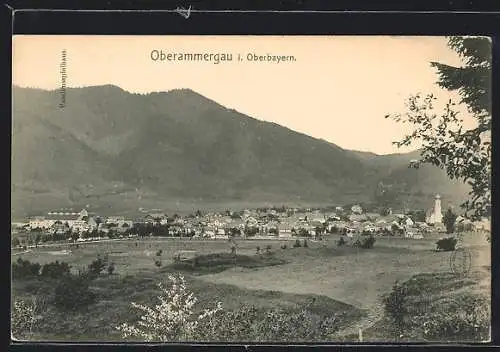AK Oberammergau i. Oberbayern, Ortsansicht mit Passionsspielhaus gegen die Berge