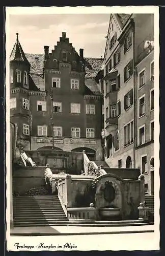 AK Kempten im Allgäu, Freitreppe mit Denkmal