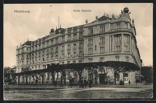 AK Hamburg-St.Georg, Hotel Atlantic, Passanten