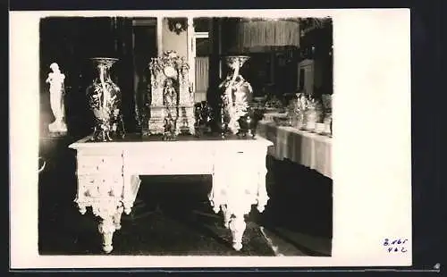 Foto-AK Wiesbaden, Auktionshaus Georg Jäger, Luisenstrasse 6, Boulschrank mit Renaissance-Uhr, japanische Vasen