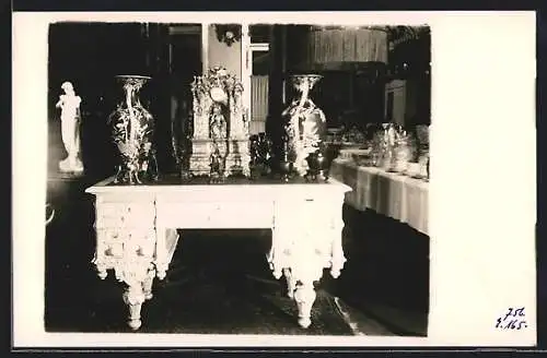Foto-AK Wiesbaden, Auktionshaus Georg Jäger, Luisenstrasse 6, Bouleschrank mit Renaissance-Uhr, 2 japanische Vasen