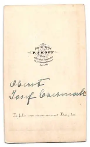 Fotografie P. Skoff, Graz, Portrait Oberte Josef Caermack im Anzug mit Zylinder
