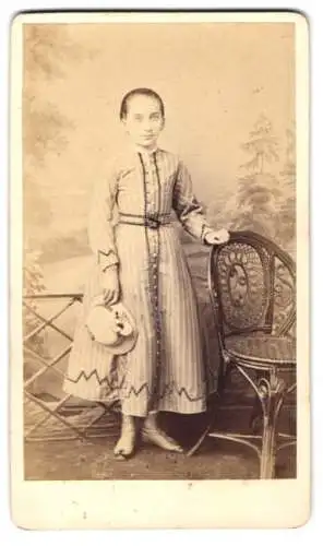 Fotografie Carl Falke, Gera, junges thüringisches Mädchen im Sommerkleid samt Hut