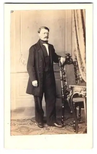 Fotografie C. Degele, Hameln, älterer Herr adrett gekleidet im Anzug mit Fliege und Mustasch