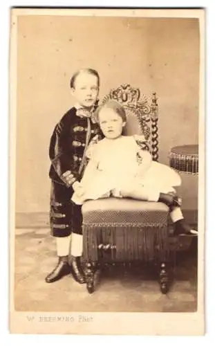 Fotografie W. Breuning, Hamburg, junger Knabe im Samtanzug nebst seiner kleinen Schwester im weissen Kleid
