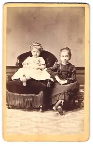 Fotografie M. Pössenbacher, München, zwei junge Mädchen Marie und Luise Gradinger im weissen und im dunklen Kleid