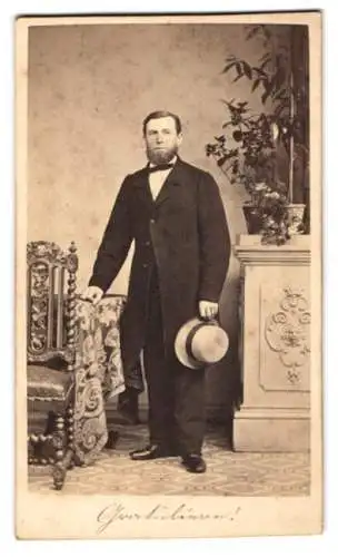 Fotografie Georg Wolf & Co., Hamburg, adrett gekleideter Herr im Anzug mit Sommerhut und Vollbart