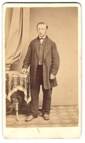 Fotografie M. Ackermann, Görlitz, junger Mann im Anzug mit Fliege und Koteletten