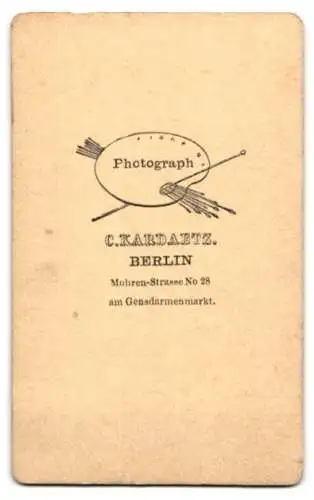 Fotografie C. Kardaetz, Berlin, junge Frau im üppigen Reifrockkleid schaut kess in die Kamera