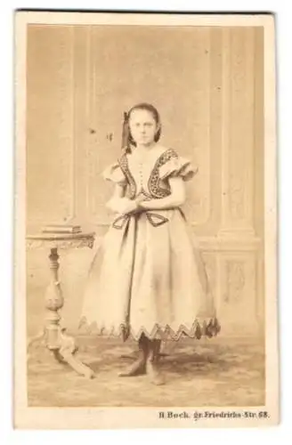 Fotografie Hermann Bock, Berlin, hübsches junges Mädchen im verzierten Sommerkleid mit Haarschleife