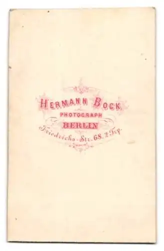 Fotografie Hermann Bock, Berlin, hübsches junges Mädchen im verzierten Sommerkleid mit Haarschleife