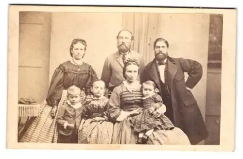 Fotografie Julius Menzel, Ort unbekannt, Mutter und Vater mit mit ihren vier Kindern und Verwanden im Familienportrait