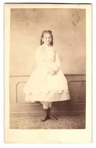 Fotografie Julius Grimmer, Wien, hübsches junges Mädchen im weissen Kleid mit Locken