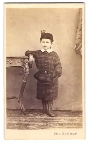 Fotografie Otto Sommer, Wien, niedlicher junger Knabe in karierter Kleidung mit Hut