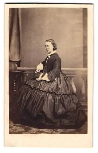 Fotografie unbekannter Fotograf und Ort, hübsche junge Frau im weiten Kleid mit geflochtenen Haaren