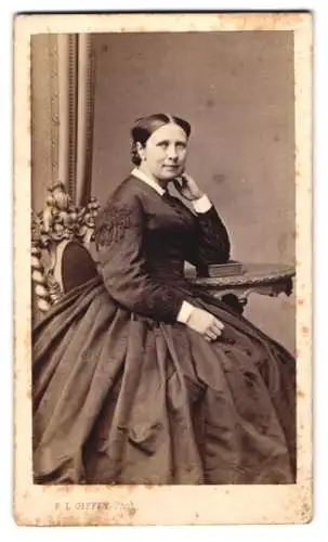Fotografie F. L. Giffey, Hamburg, Dame im dunklen Kleid mit Brosche