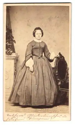 Fotografie Georg Wolf & Co., Hamburg, junge Frau im Kleid mit Haarschleife