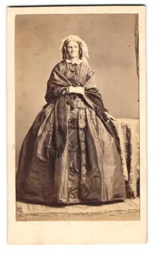 Fotografie A. Siegmund, Hamburg, Portrait ältere Dame Mas. Reed im glänzenden Kleid mit Korkenzieherlocken