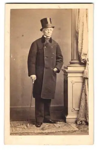 Fotografie A. Siegmund, Hamburg, stattlicher Hamburger Herr im Anzug mit Zylinder und Flanierstock