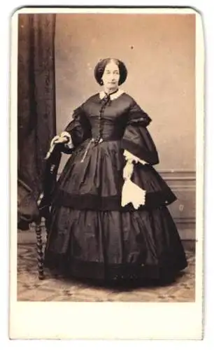 Fotografie L. de Lucy, Paris, ältere Dame im dunklen Kleid mit Taschentuch in der Hand