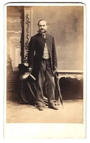 Fotografie John Chancellor, Dublin, irischer Herr im karierten Anzug mit Sacko und Zylinder, Backenbart