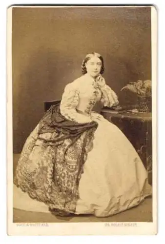 Fotografie Lock & Whitfiel, London, Regent St. 178, englische Dame im hellen weiten Kleid mit Überwurf