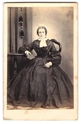 Fotografie J. Vahlendick, Kellinghusen, ältere Dame im dunklen Kleid mit Haube