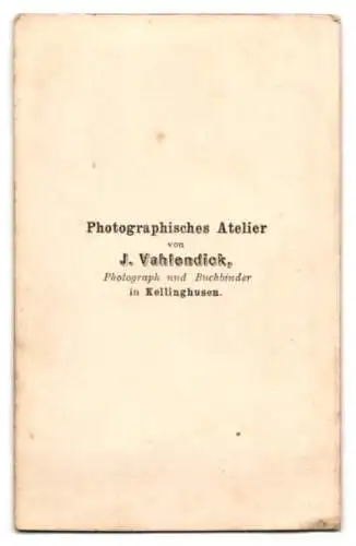 Fotografie J. Vahlendick, Kellinghusen, ältere Dame im dunklen Kleid mit Haube