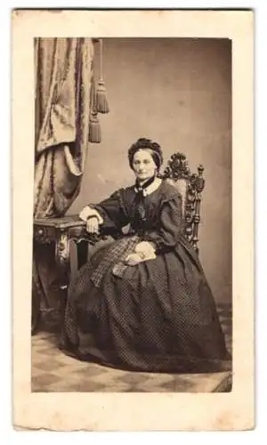 Fotografie E. Luban, Görlitz, Dame im gepunkteten Kleid mit Haube und Armreif