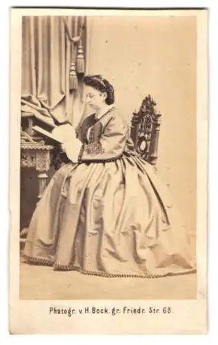 Fotografie H. Bock, Berlin, gr. Fried. Str. 68, junge Dame im hellen weiten Kleid liest ein Buch