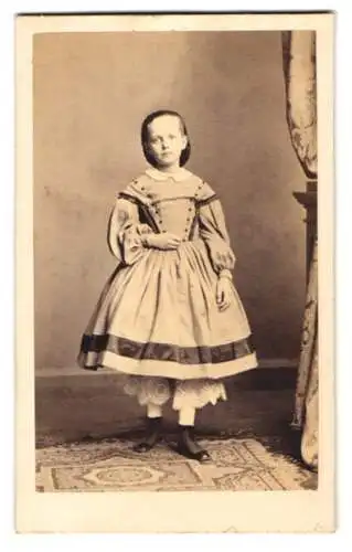 Fotografie A. Siegmund, Hamburg, niedliches junges Mädchen im hellen Kleid mit Unterrock