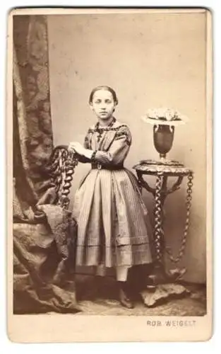 Fotografie Robert Weigelt, Breslau, junges Mädchen im gestreiften Kleid mit Kruzifix