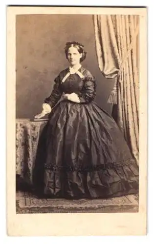 Fotografie A. Siegmund, Hamburg, Portrait Frau Amory Heise im Reifrockkleid mit Haarschleife