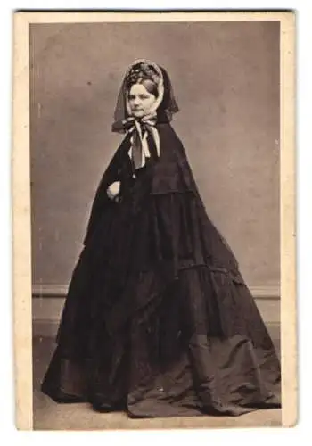 Fotografie Philipp Graff, Berlin, Dame im weiten schwarzen Kleid mit Überwurf und Haube