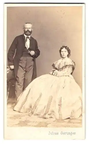 Fotografie Julius Gertinger, Wien, vornehmes Paar im hellen weiten Kleid mit Rüschen und im Anzug mit Fliege