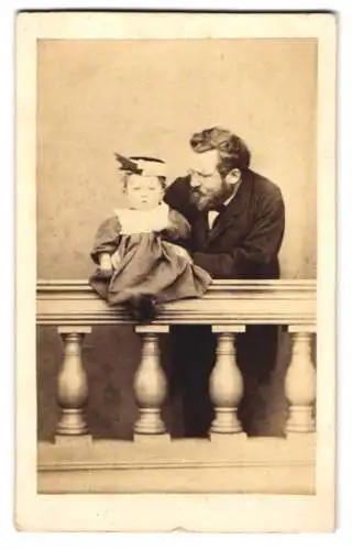 Fotografie E. Alisch, Zielenzig, Vater im Anzug mit Vollbart und seiner kleinen Tochter auf dem Geländer