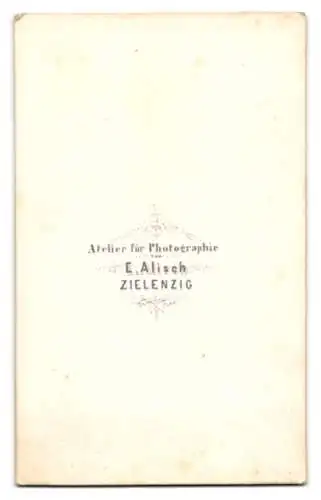 Fotografie E. Alisch, Zielenzig, Vater im Anzug mit Vollbart und seiner kleinen Tochter auf dem Geländer