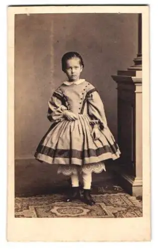 Fotografie A. Siegmund, Hamburg, niedliches hamburger Mädchen im Sommerkleid