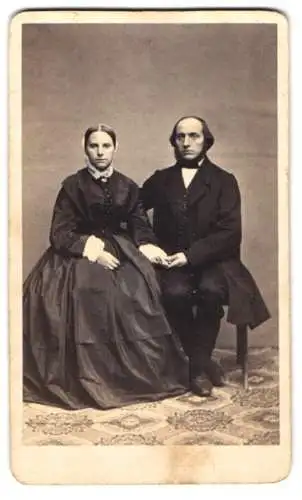 Fotografie B. Sparmeyer, Herrnhut, junges Paar im dunklen Kleid mit Haube und im Anzug mit Schifferkrause Bart