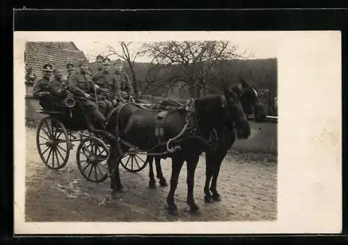 Foto-AK Soldatengruppe in einer offenen Pferdekutsche, 1917