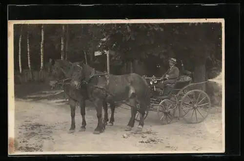 Foto-AK Junger Mann in Kutsche an einer Strasse