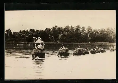 AK Elefanten mit Sänften und Passagieren beim Zug durch einen Fluss
