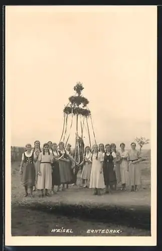 Foto-AK Weisel / Rhein, Frauen beim Erntedankfest