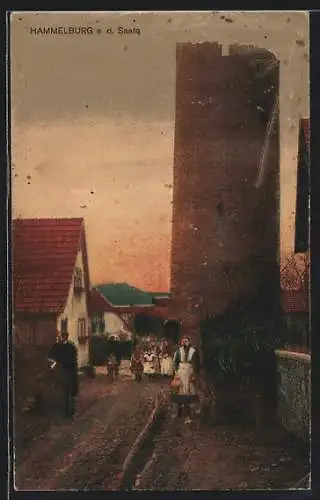 AK Hammelburg a. d. Saale, Strassenpartie mit Turm im Abendlicht