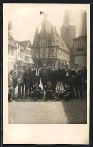 Foto-AK Michelstadt, Rathaus und Marktplatz, Wandergruppe