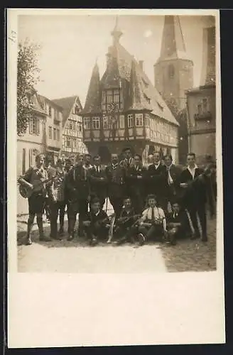 Foto-AK Michelstadt, Rathaus und Marktplatz mit Wandergruppe