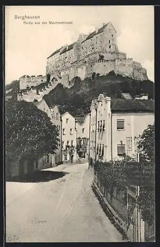 AK Burghausen / Salzach, Partie aus der Mautnerstrasse mit Burg